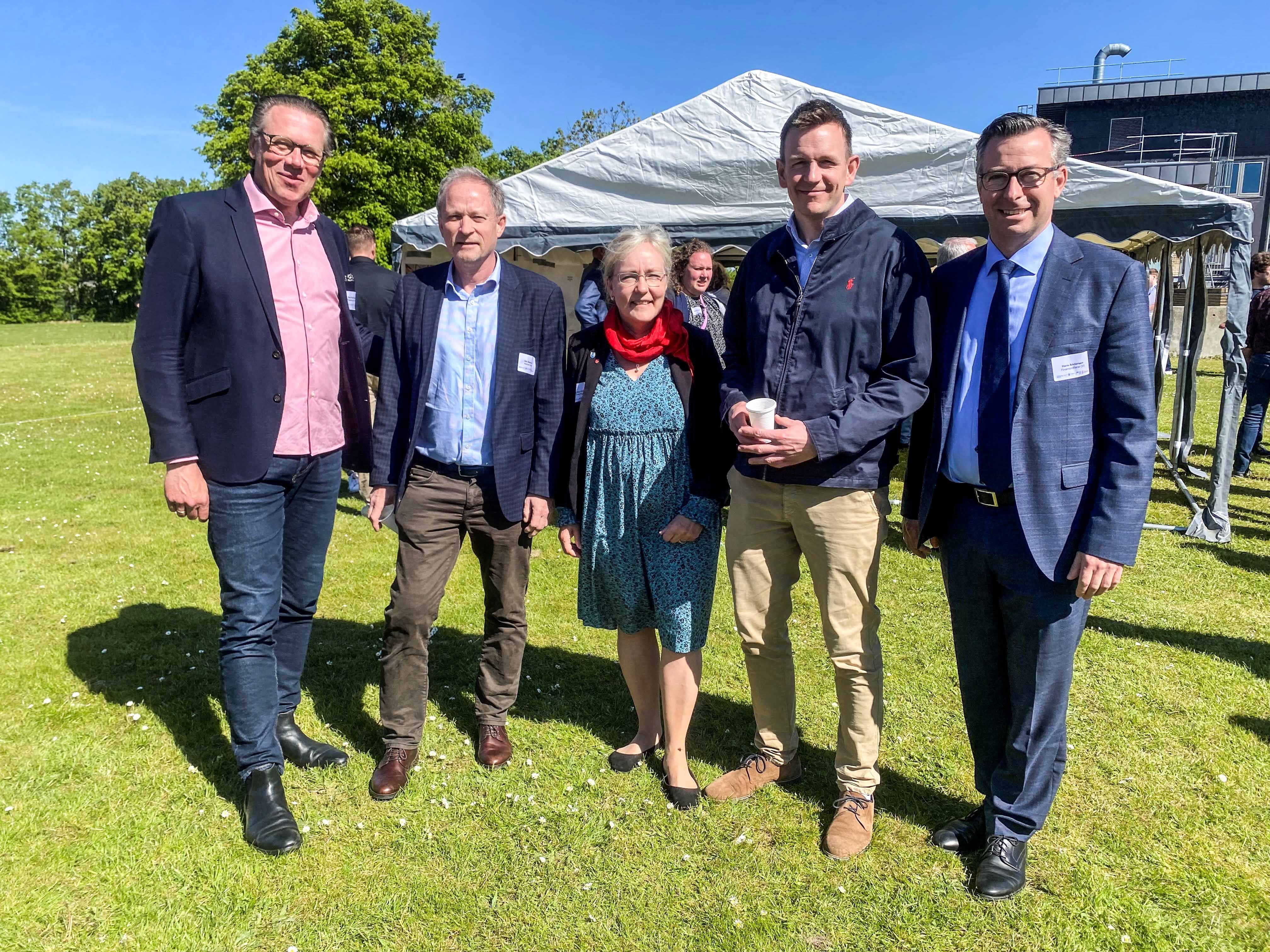Smilene var store sidste år, da specialrådgiver Hans Peder Wagner fra Frederikssund Erhverv, Jan Sørensen fra Nordisk Stål, borgmester Tina Tving Stauning (S), Rasmus Stoklund (S) og Hans Andersen (V) var med til kick-off på det første AM-lab øst for Storebælt. Håbet er nu, at en prototype på en ny type beskyttelsesrum bliver en del af byggeriet.