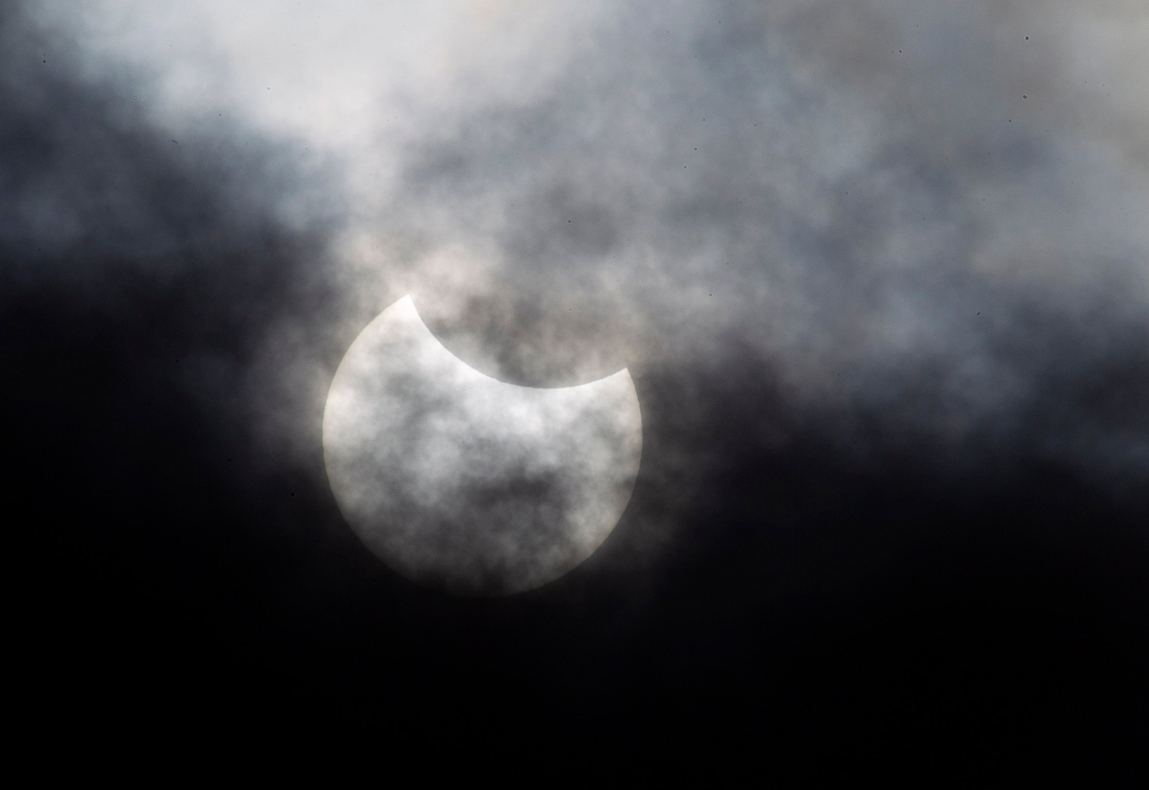 Sidst der var en delvis solformørkelse over Danmark, var i 2015. Torsdag sker det igen.
 
	 Formørkelsen begynder omkring klokken 11.30 og slutter omkring klokken 13.50.