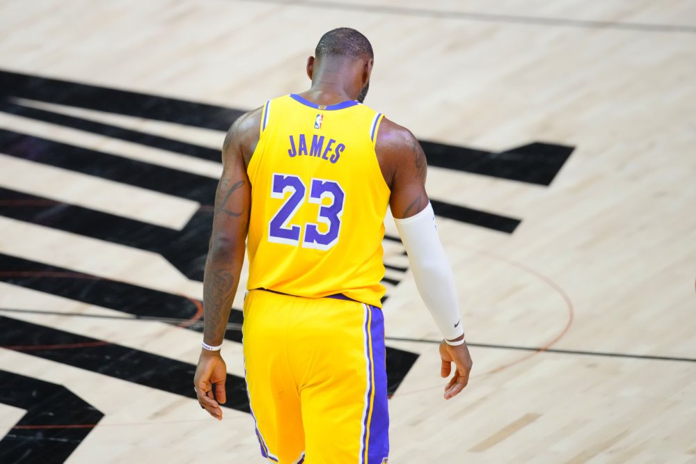 De forsvarende NBA-mestre fra Los Angeles Lakers blev ydmyget og er nu tæt på at ryge ud.