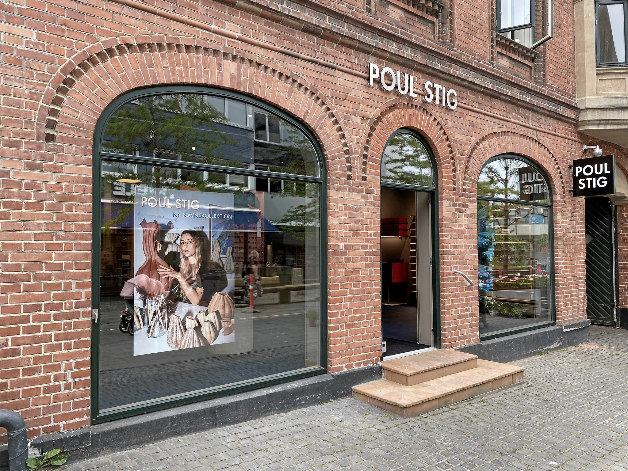 Lancerer samtidig ny webshop med egen kollektion