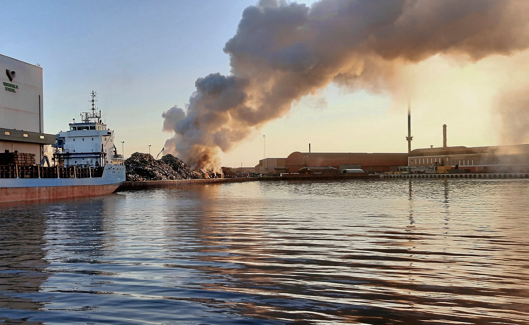 Mindre end to år efter skrotbrand med voldsom røgudvikling, måtte brandfolk natten til mandag igen i aktion for at slukke en brand i bunkerne af metalaffald ved stålværkshavnen i Frederiksværk