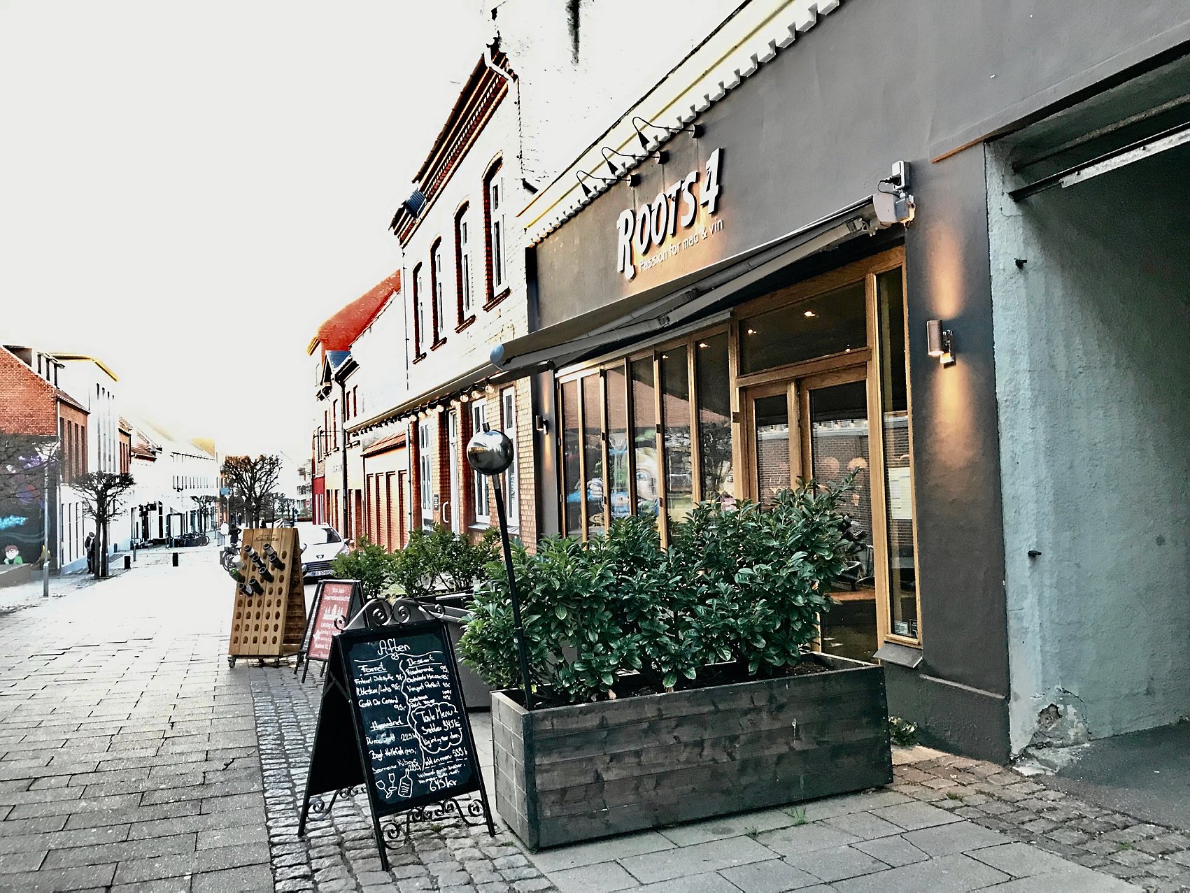 Den 1. oktober skifter restaurant Roots4 på Stenstuegade i Slagelse navn - og ejer. Ny kok bag komfuret er 25-årige Johan Borg Augustsen, som har flere spændende planer for restauranten.
