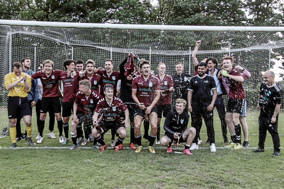 Oprykningsfest i Vedbæk FC Rudersdal er tilbage i Sjællandsserien og ...