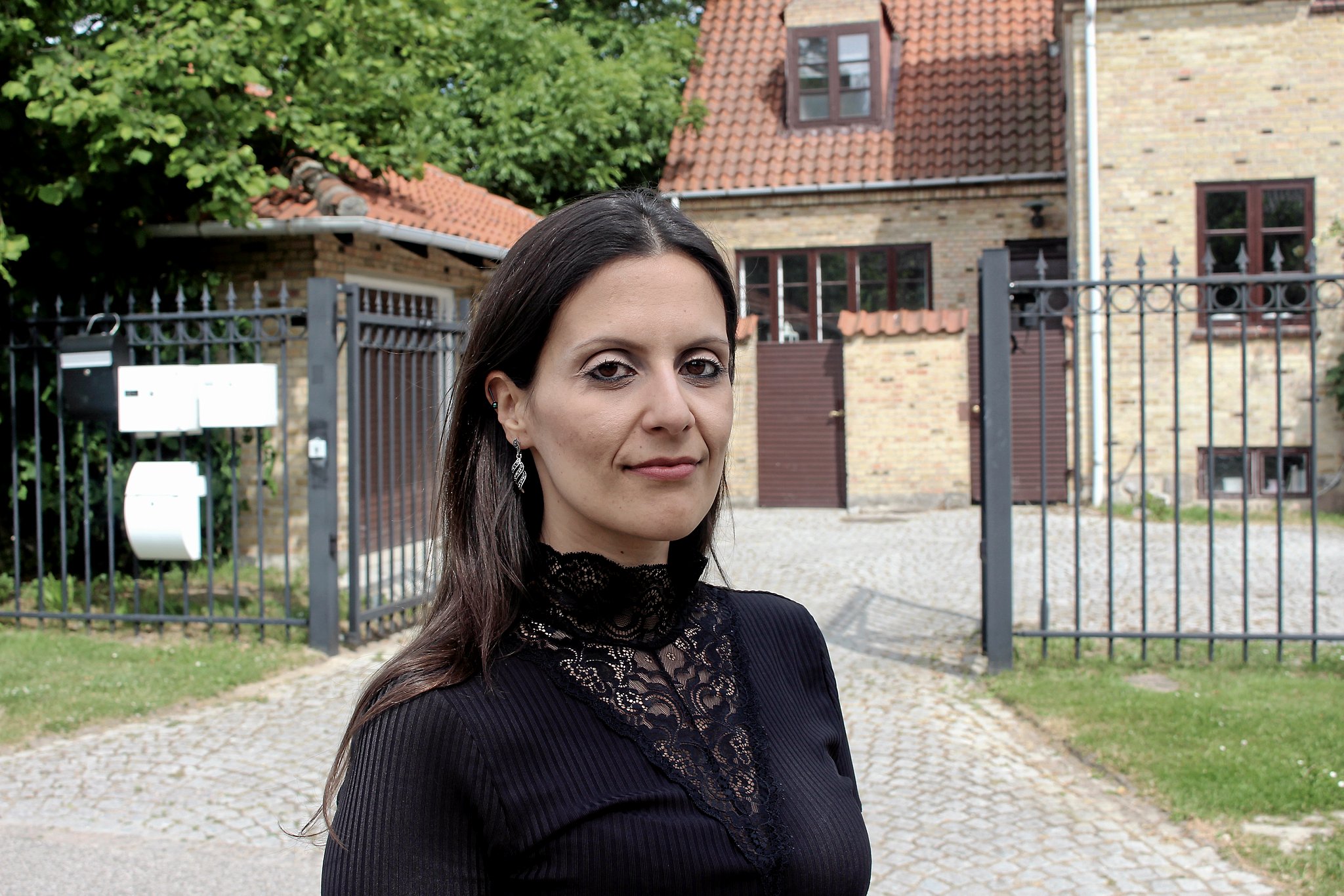 Trods domsafsigelse ved Retten i Lyngby og indkaldelse til Fogedretten ignorerede udlejer Per Schultz Hvenegaard at tilbagebetale depositum til sin tidligere lejer Nathalie Bassanesi. Hun er blot en af flere personer, der fortæller om dårlige oplevelser med ham