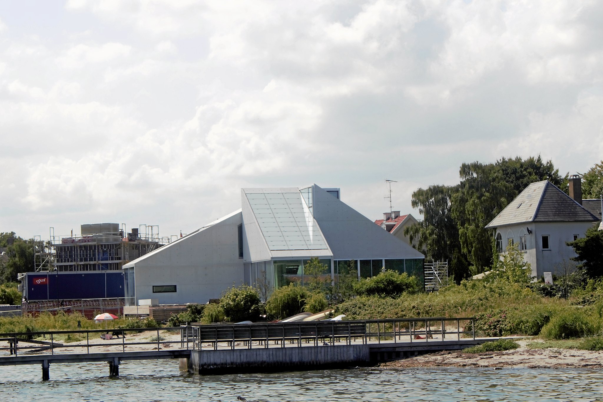 Advokat Jan Leth Christensen har solgt sin både stærkt omdiskuterede og særdeles iøjnefaldende Øresundsvilla, tegnet af Bjarke Ingels, til sin datter.