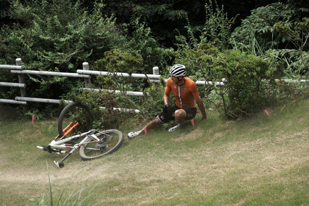 Mathieu van der Poel styrtede i OL's mountainbikeløb og udgik. Danske Sebastian Fini blev nummer 22.