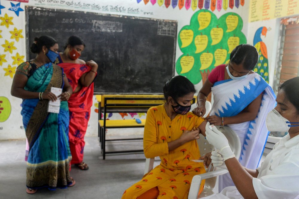 Den langsomme udrulning af vaccinationsprogrammet i Indien frustrerer, og mange har mistet tålmodigheden. Det udnytter kriminelle med falske vacciner.