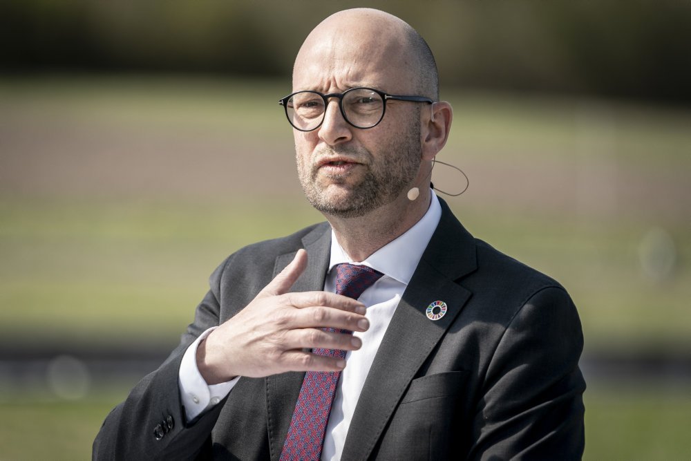 Ministeren for fødevarer, landbrug og fiskeri skriver, at han og hans kone skilles som bedste venner.