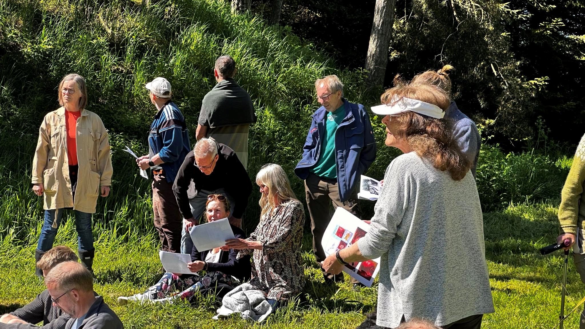 Jernalderhøjene i Himlingøje blev det store udflugtsmål, da arkæolog Ulla Lund Hansen fortalte om udgravningerne for 45 år siden. Privatfoto