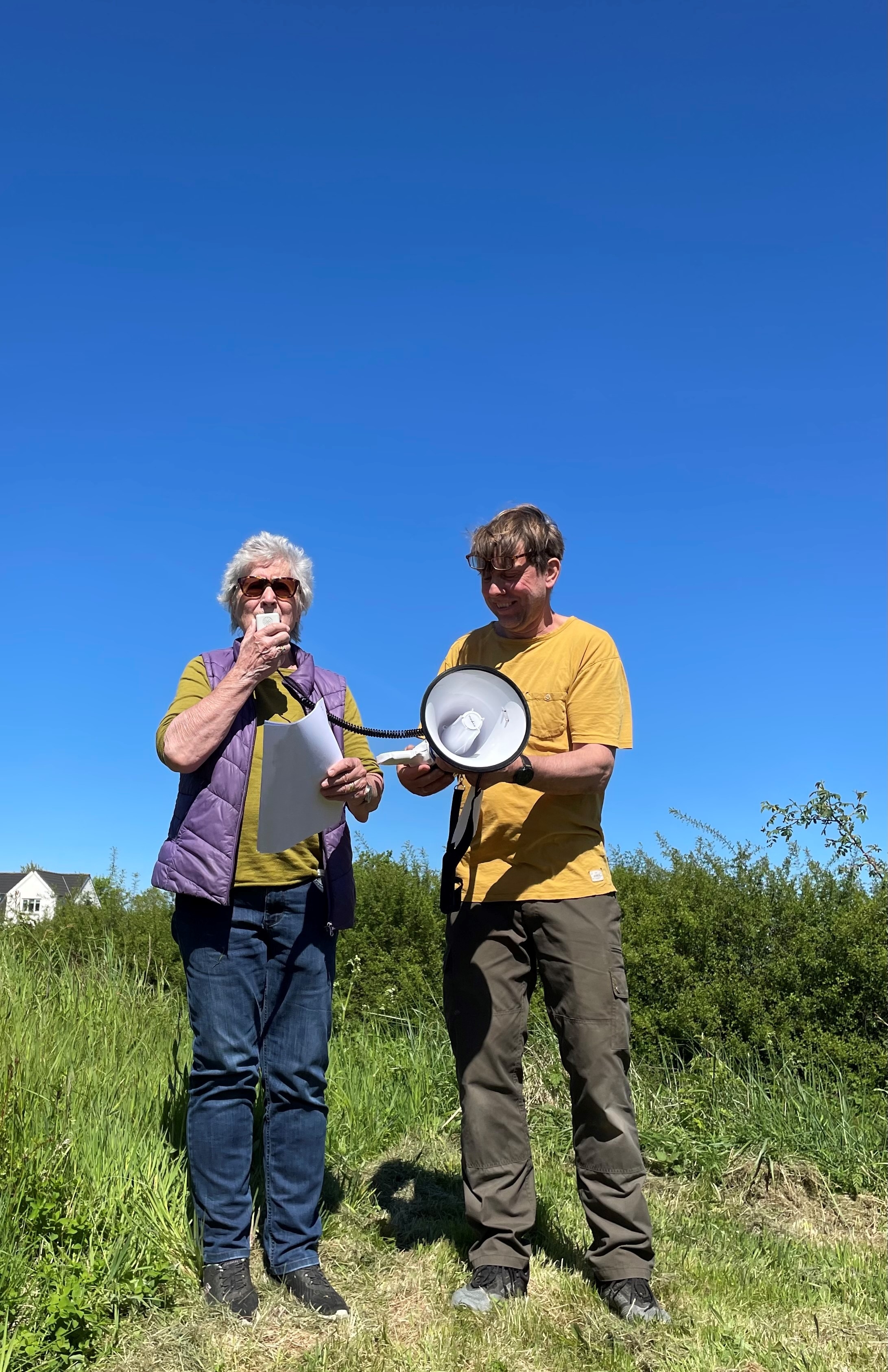 Arkæolog Ulla Lund Hansen fortæller, mens Anders Raahauge fra Himlingøje Bylaug holder megafonen. Privatfoto Arkæolog Ulla Lund Hansen fortæller, mens Anders Raahauge fra Himlingøje Bylaug holder megafonen. Privatfoto
