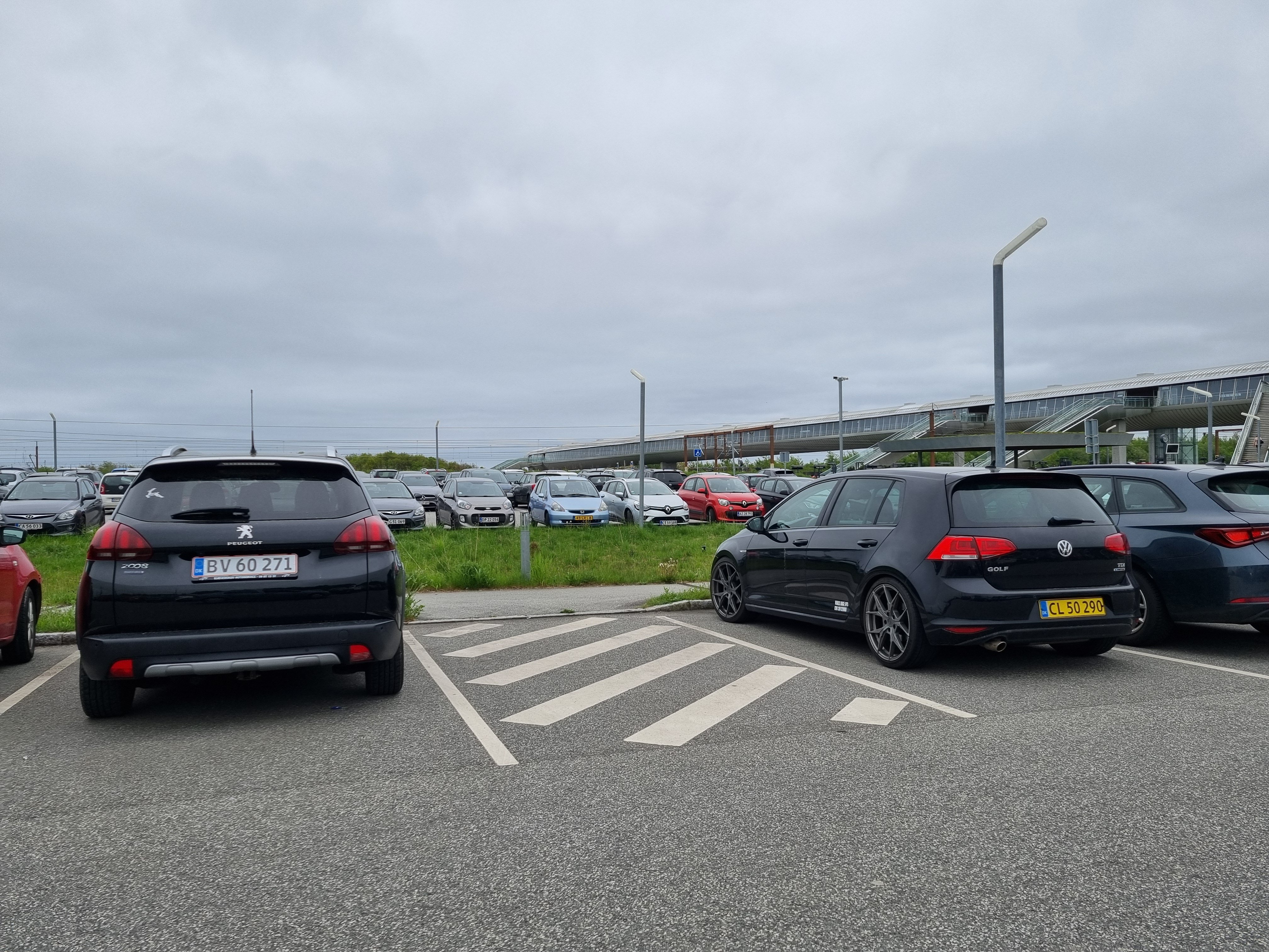 Der er kamp om pladserne ved Køge Nord Station, hvor Venstre nu er klar med et forslag til en akut løsning på kapacitetsproblemerne i området. Foto: Martin Rasmussen