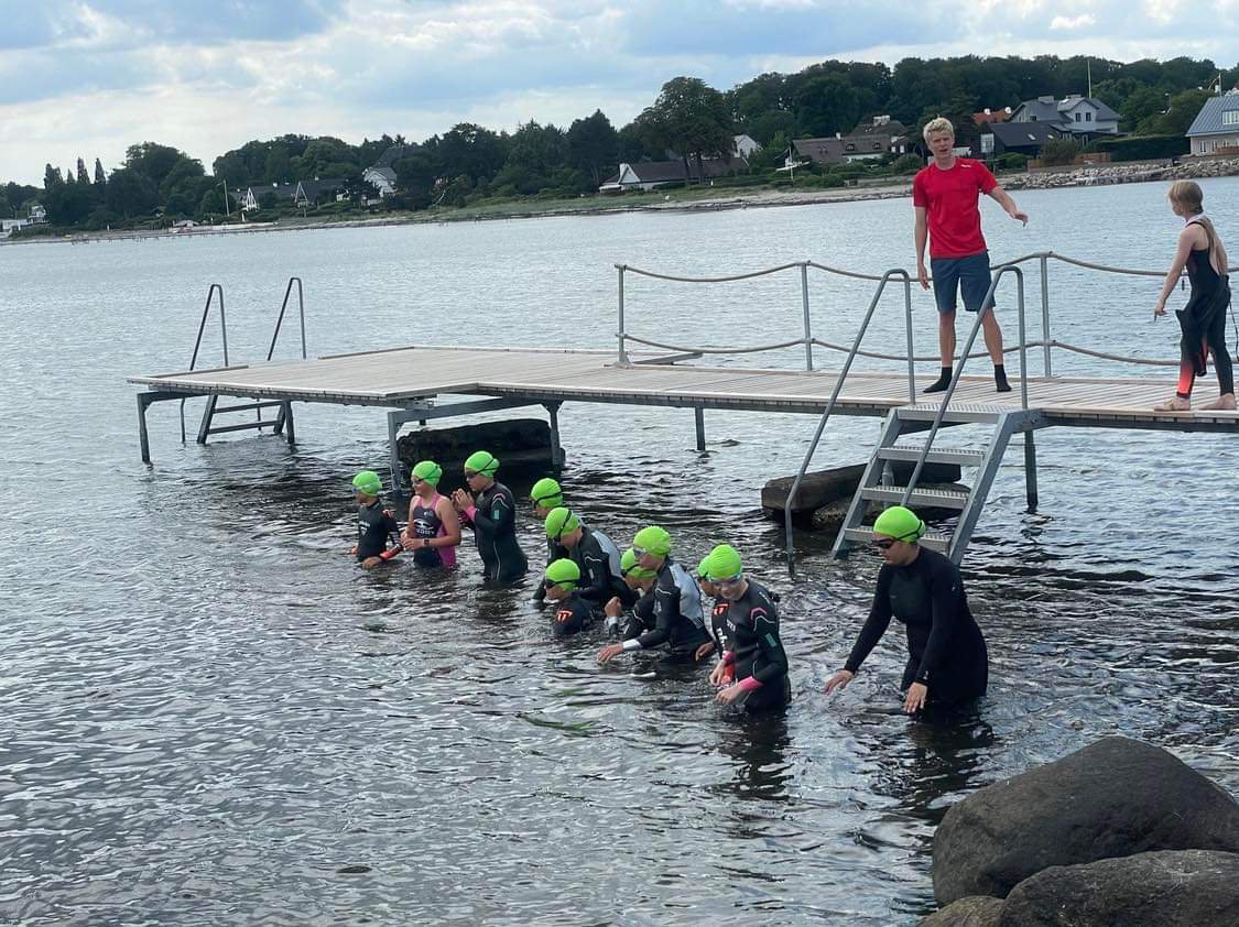 Mens Hørsholm Svømmehal er under renovering flytter Hørsholm Svømmeforening aktiviteterne ned til Rungsted Strand, hvor de åbner Aquatlon Weeks for børn og unge. Foto: PR