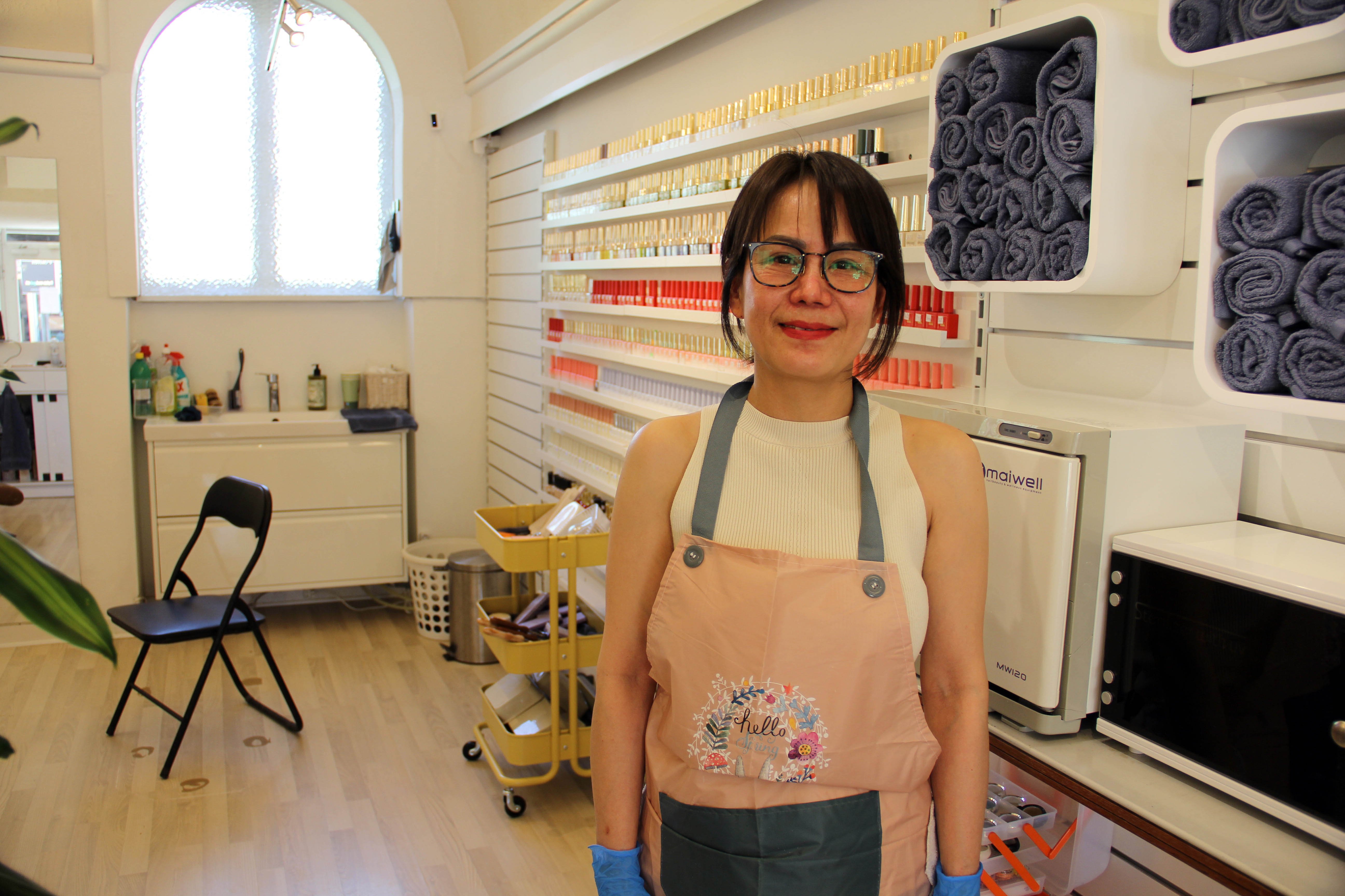 Nhi Bui, der har vietnamesisk baggrund, laver negle i den nyåbnede salon på Ordrupvej 86. Foto: Jesper Bjørn Larsen