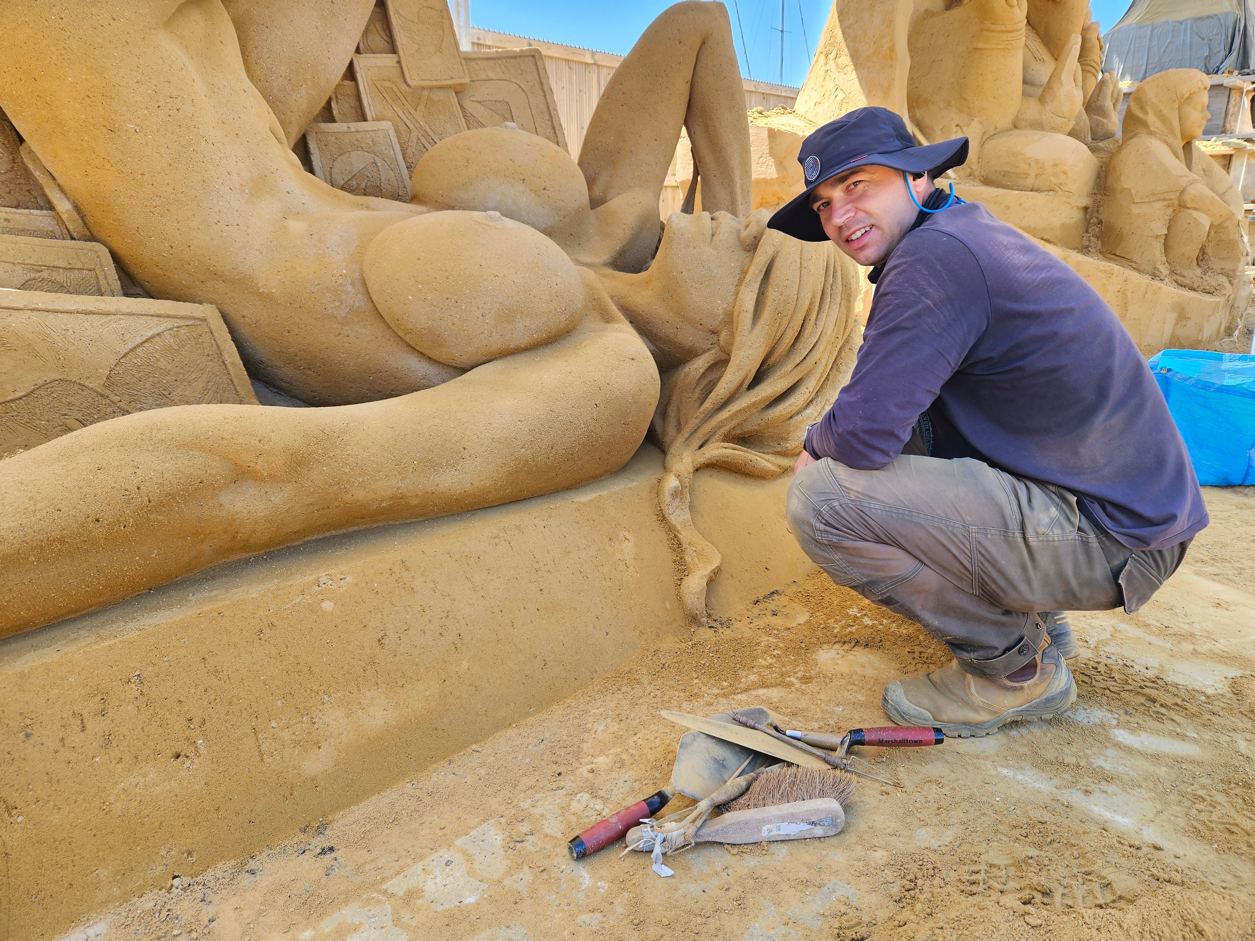 15 kunstnere fra hele verden graver og hakker store skulpturer ud i sandet i Hundested for 13. år i træk. Foto: Christian Warrer