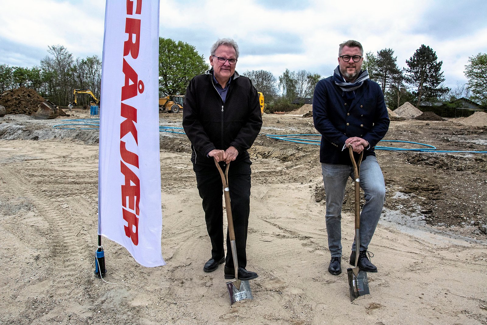 Onsdag blev første spadestik taget til byggeriet af senioregnede udlejningsboliger på Stensmosegrunden og Hjørnegrunden