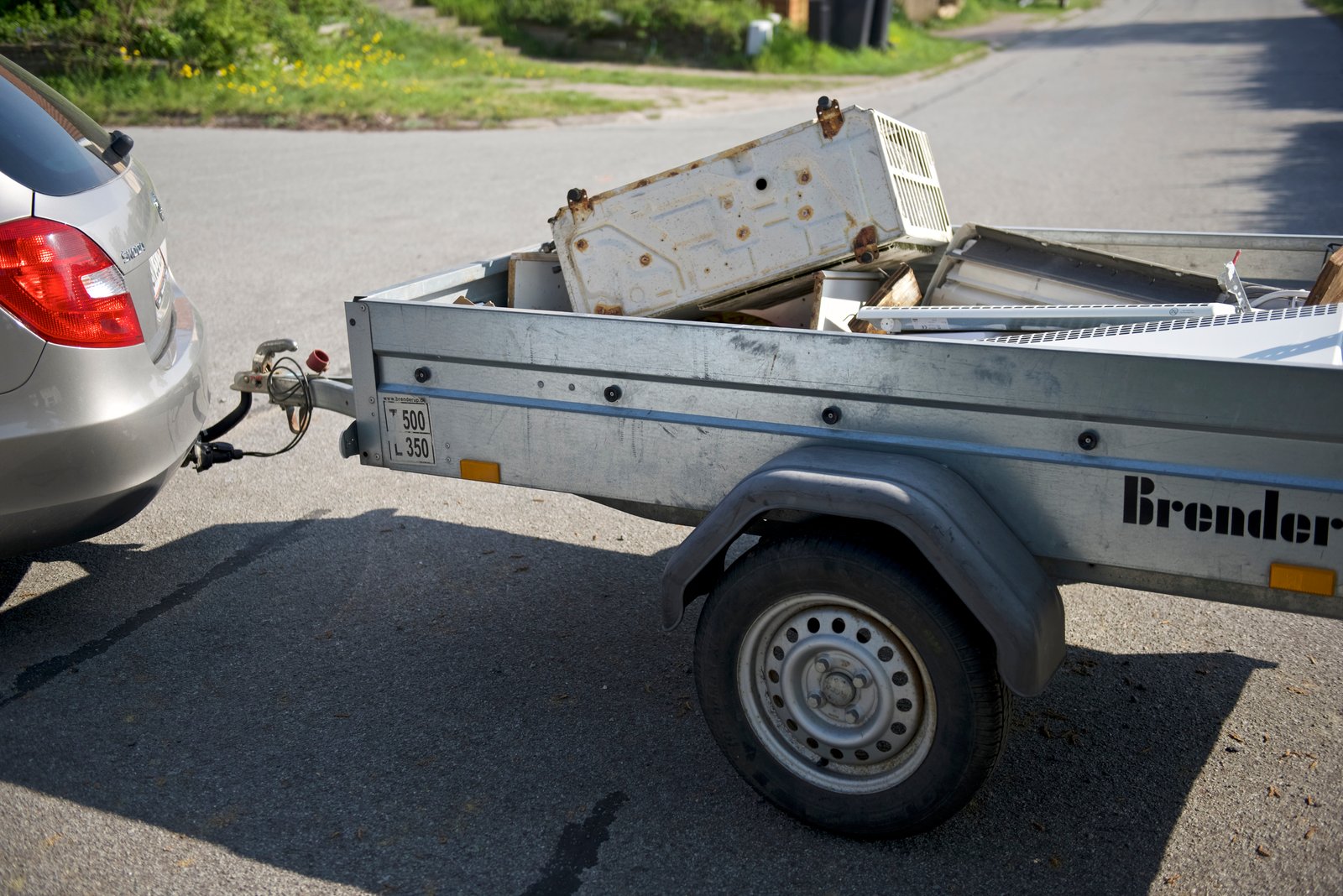 En handlekraftig kvinde fik bragt bilen med den åbne trailer til standsning.