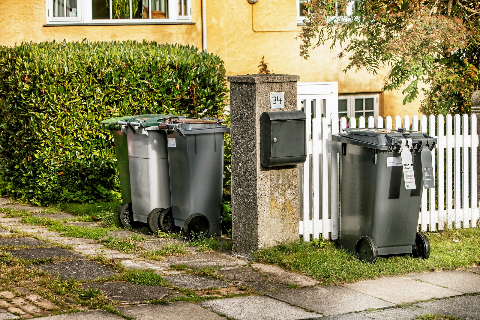 I flere kommuner er der indført gebyr, hvis borgerne ikke kan finde ud af at komme affaldet i den rigtige container