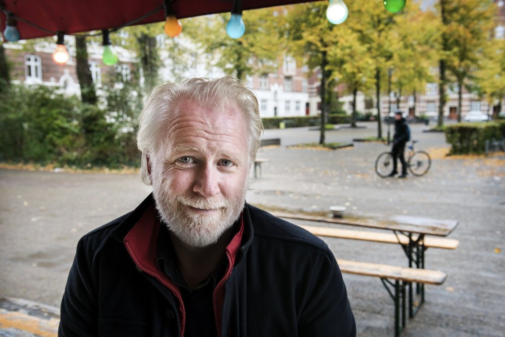 Jokum Rohde er en anerkendt dramatiker, der også sideløbende har plejet en karriere som romanforfatter. Han fylder 50 år lørdag den 4. januar.