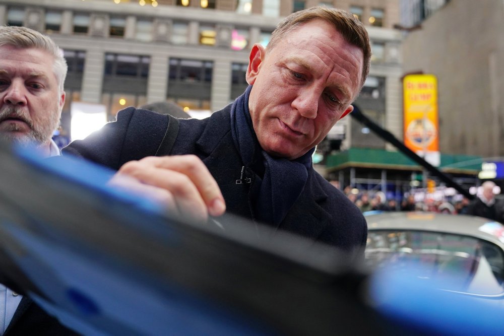 Fans af Agent 007 må væbne sig med tålmodighed, da den nye James Bond-film først får premiere i november.