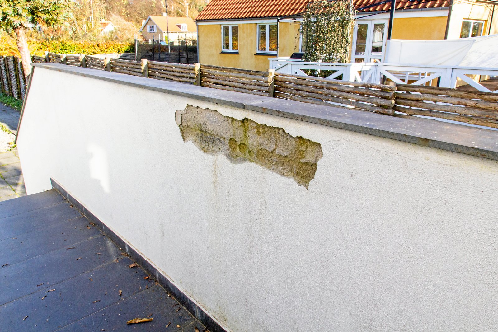 Forsikringsselskaberne ser en trist tendens til, at flere totalrenoverede ældre huse sælges dyrt af selskaber, men hvor det byggetekniske ikke er i orden. De opfordrer købere til at tage deres forholdsregler