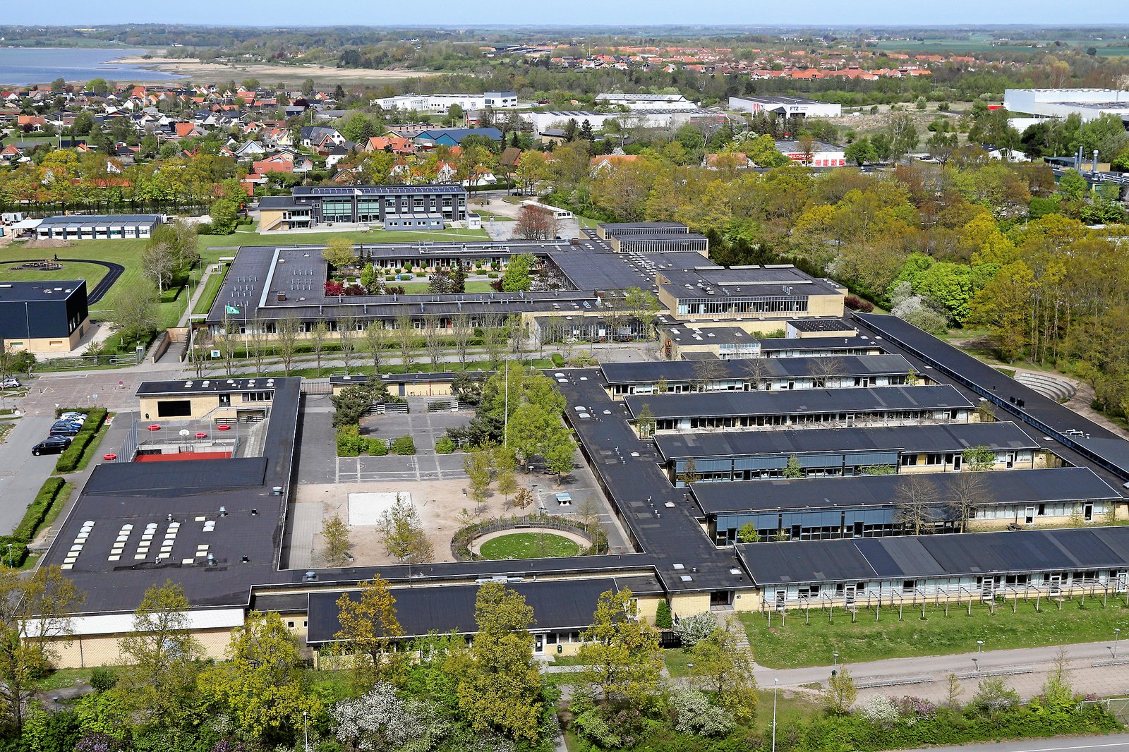 Trekløverskolens afdeling Marienlyst, Frederikssund Gymnasium og handelsgymnasiet og handelsskolen U/Nord set oppefra.