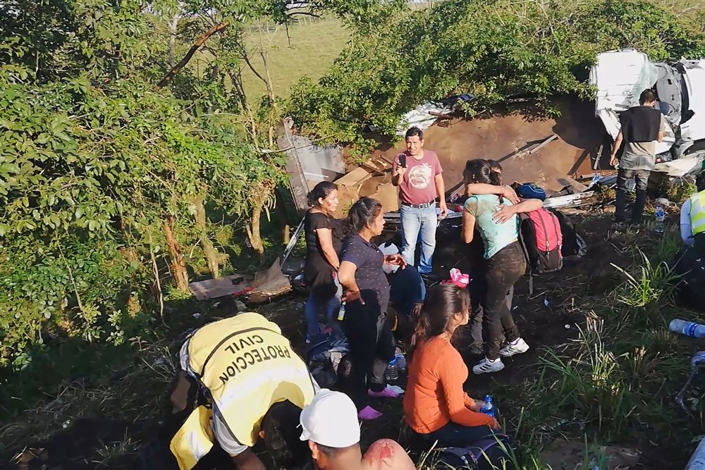 En mand fra Guatemala omkom, da en lastbil forulykkede i Mexico. 84 andre migranter blev kvæstet i ulykken.