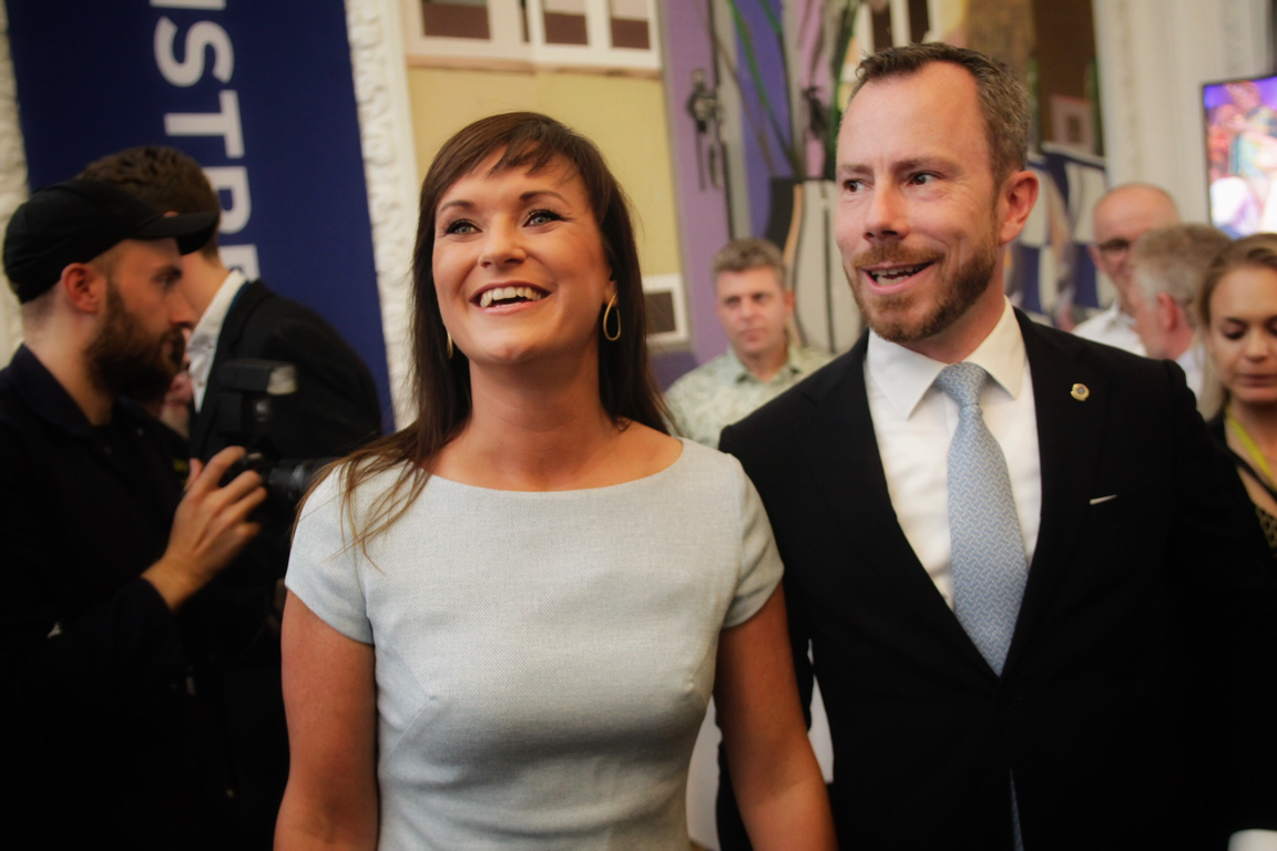 Venstre-politikeren slipper modsat sin kæreste for karantæne på grund af mistanke om coronavirus.