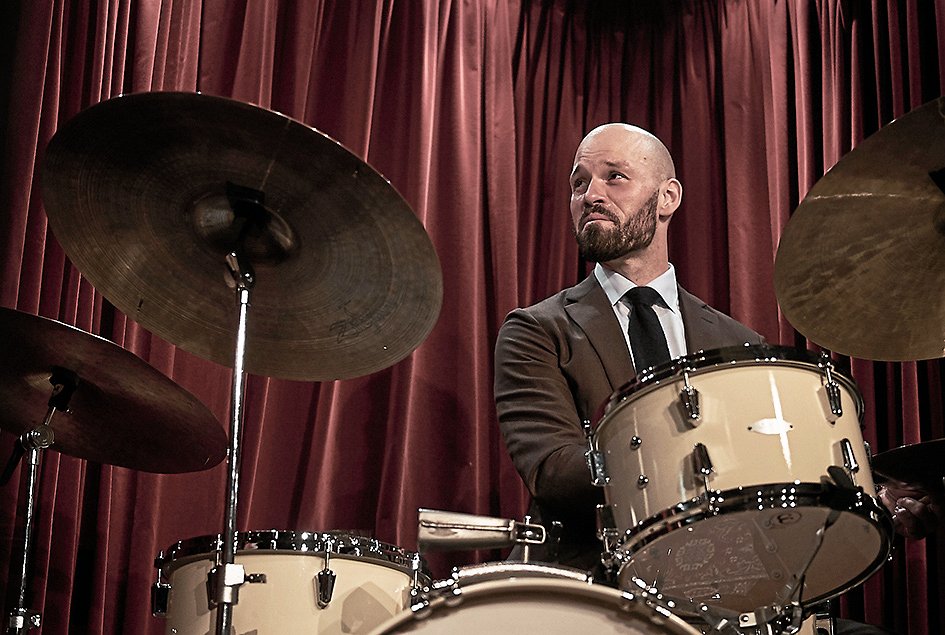 Den norske trommeslager Snorre Kirk er fredag aften igen tilbage i jazzklubben med sin energiske og klangfulde kvintet.