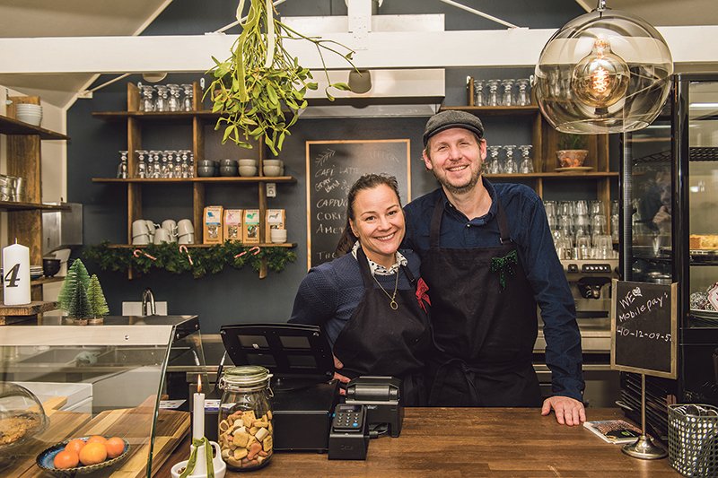 Ægteparret Rie og Esben Bernhardt Ryg har længe haft en drøm om at åbne en café. Nu har de overtaget Strandcaféen i Brøndby Strand.
