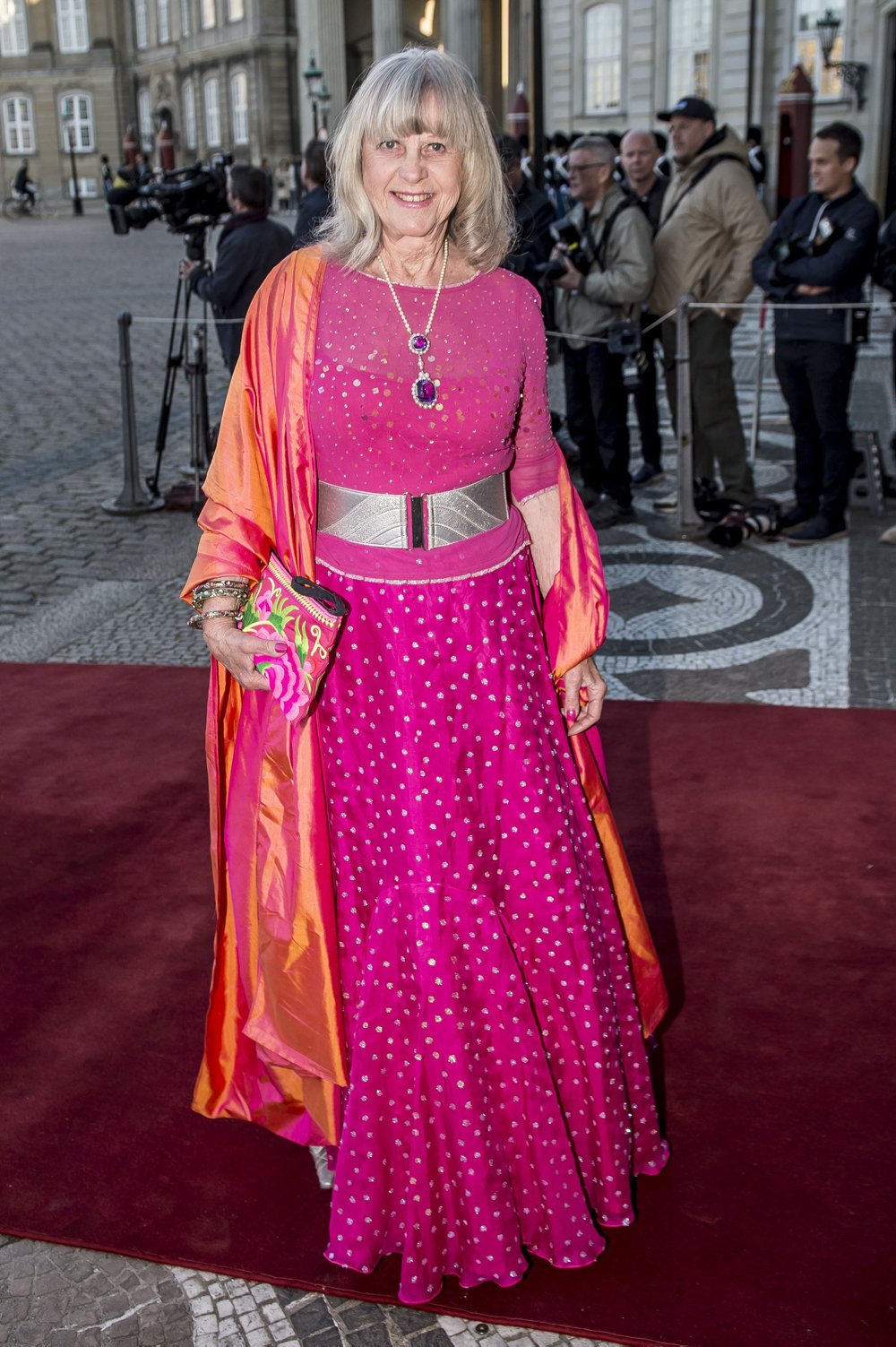 Lotte Freddie er aldrig gået i et med tapetet og gør det ikke, selv om hun nu runder 85 år. Blæs på hvad andre siger, er hendes jantelovsbekæmpende motto.