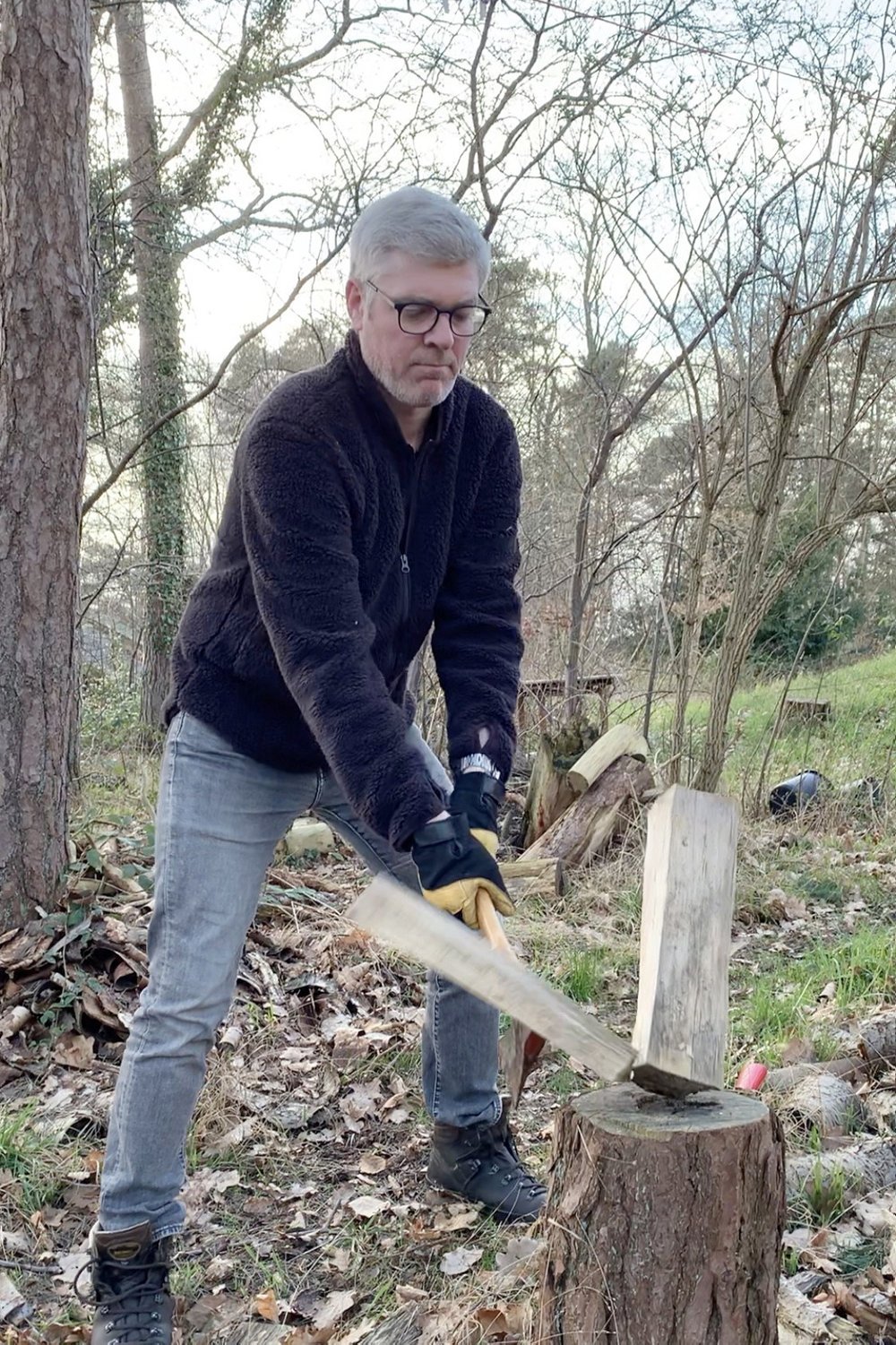 Vært på TV2 News Anders Havndrup er på anden uge i karantæne i sit sommerhus. Brændeovnen er et fast holdepunkt. På torsdag slipper han fri.