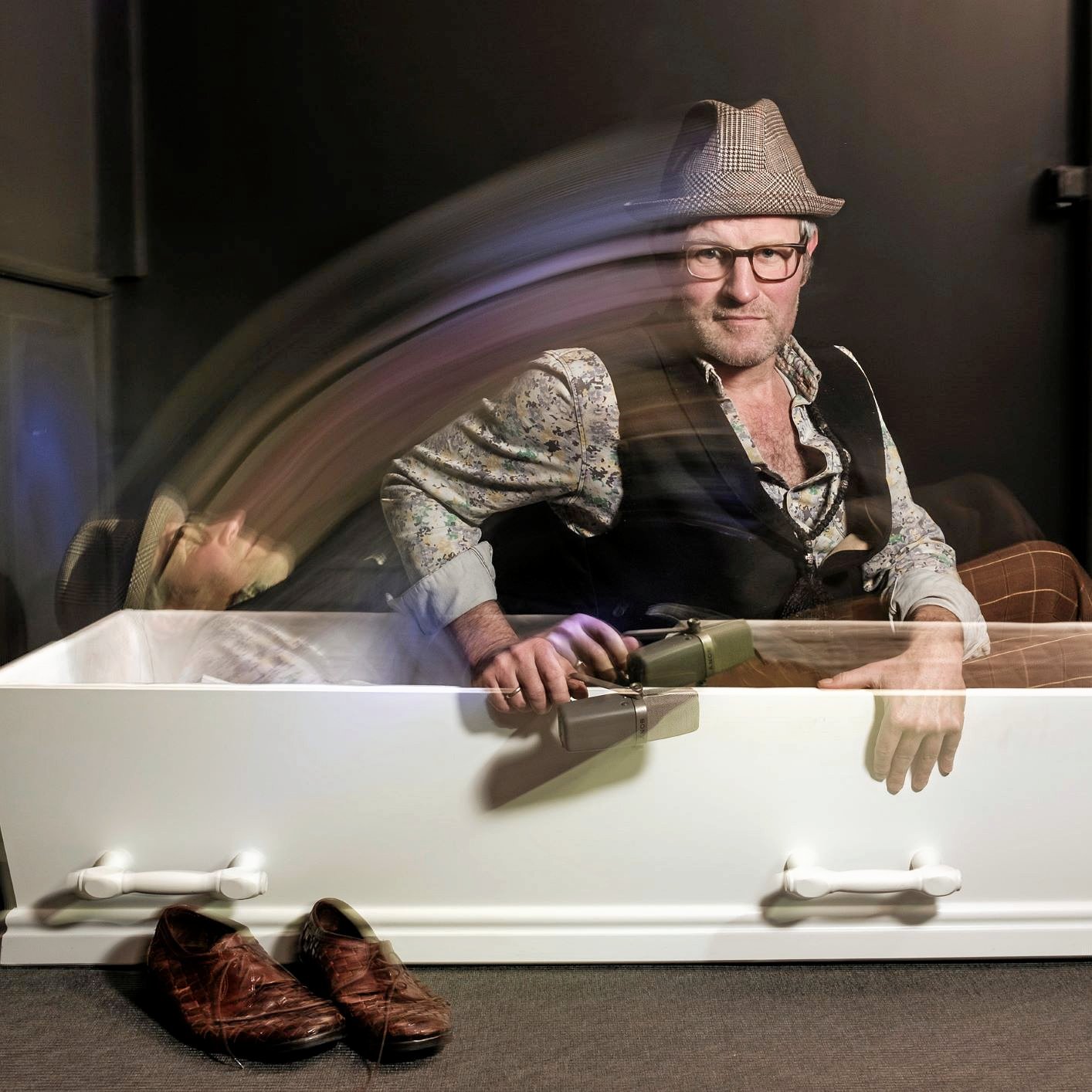 En akutoperation reddede Esben Justs liv. Nu besøger den anmelderroste musiker Gribskov, hvor han fortæller, hvad han har lært af nærdødsoplevelsen