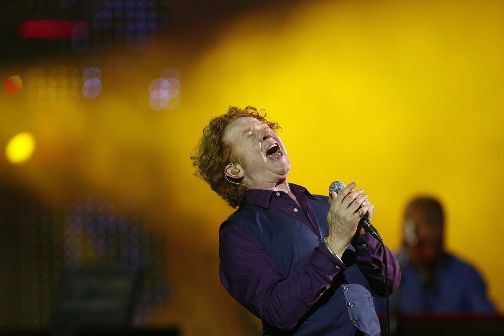 Simply Red-forsanger Mick Hucknail blev verdensberømt for sit krøllede røde hår, sin silkebløde stemme og sin hang til kvinder. Nu fylder popsangeren 60 år.
