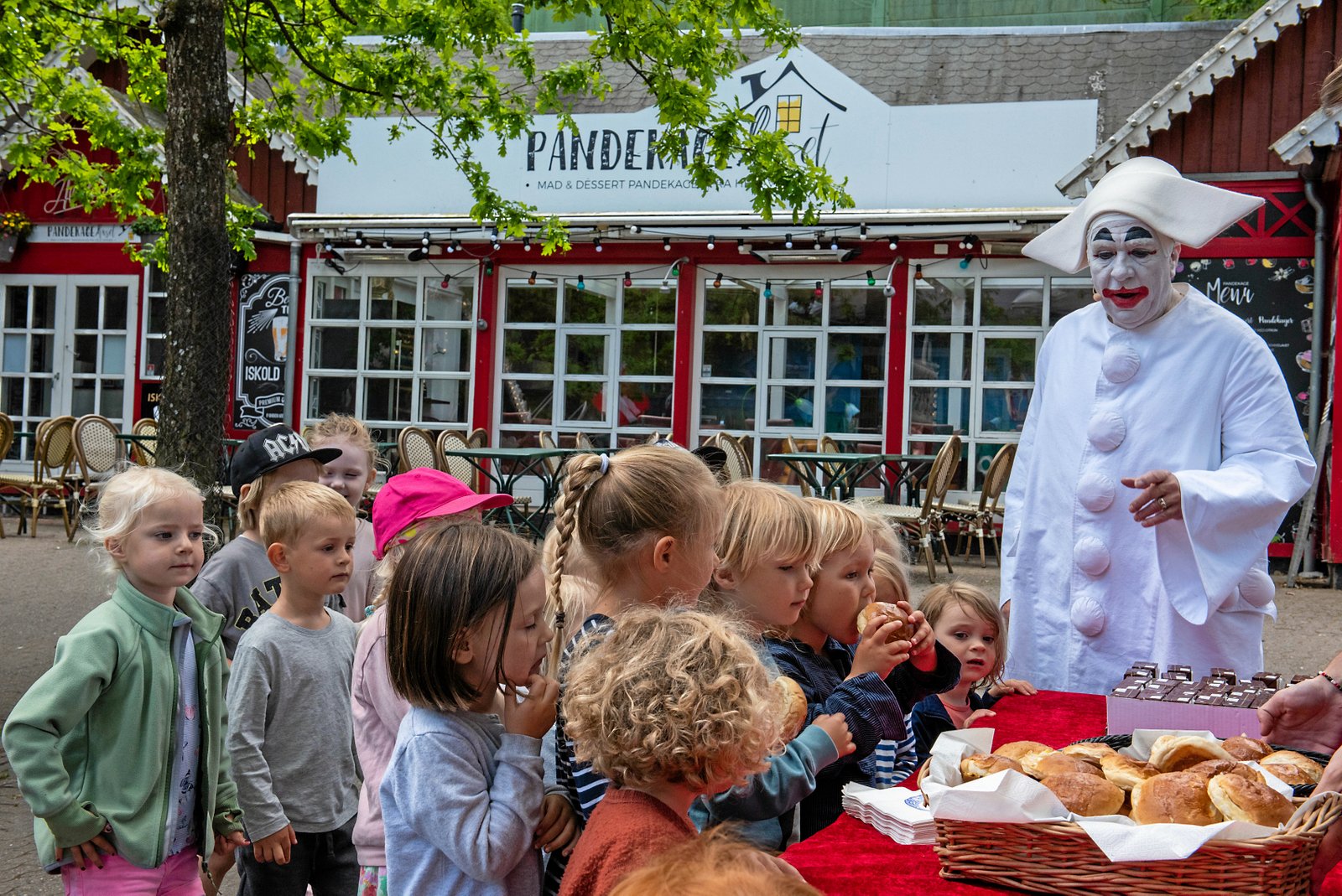 Sidste år havde Bakkens Pjerrot fødselsdag 11. juni, men i år kunne han holde fødselsdag den 9. juni. Det specielle ved Bakkens Pjerrot er nemlig, at han altid har fødselsdag den anden tirsdag i juni måned