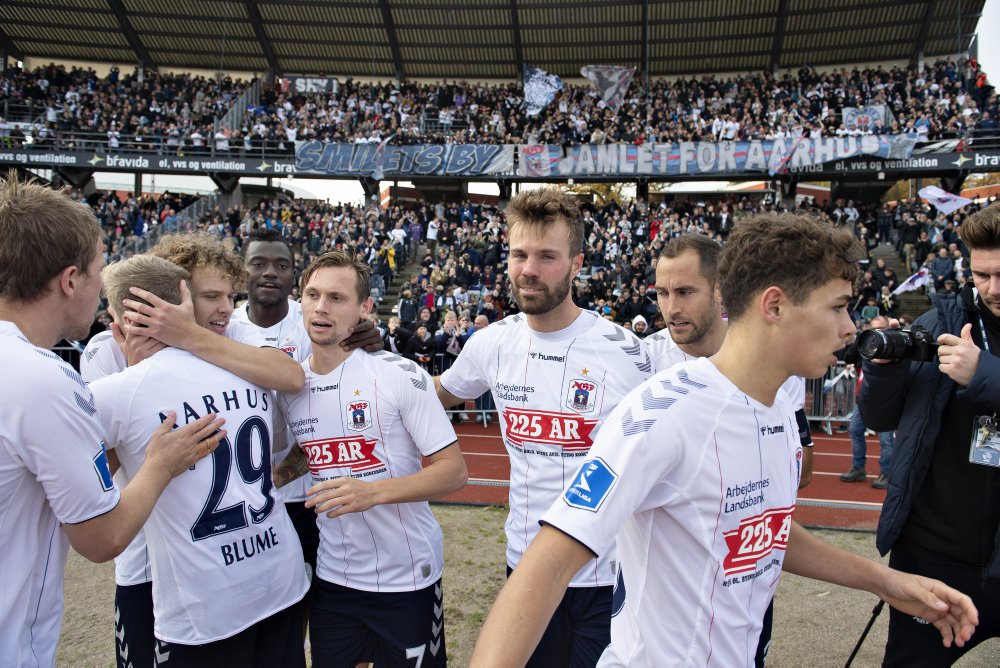 Sæsonkortholdere får penge retur, fordi de ikke må komme på stadion i resten af superligasæsonen.