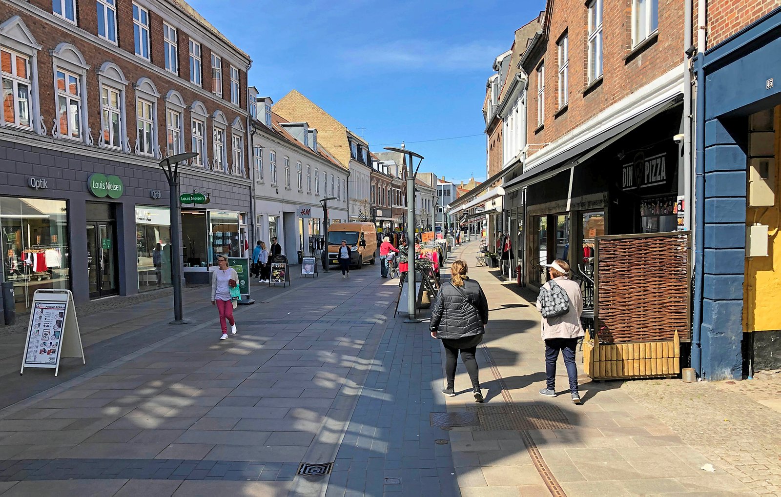 De fysiske butikker i centrum af mange byer er udfordret af nethandlen. Omvendt kan butikker med en webshop ved siden af ofte nyde godt at begge verdener, og det kan i sidste ende hjælpe med at holde hånden under handelslivet i gaderne. Det vurderer erhvervsorganisationer.