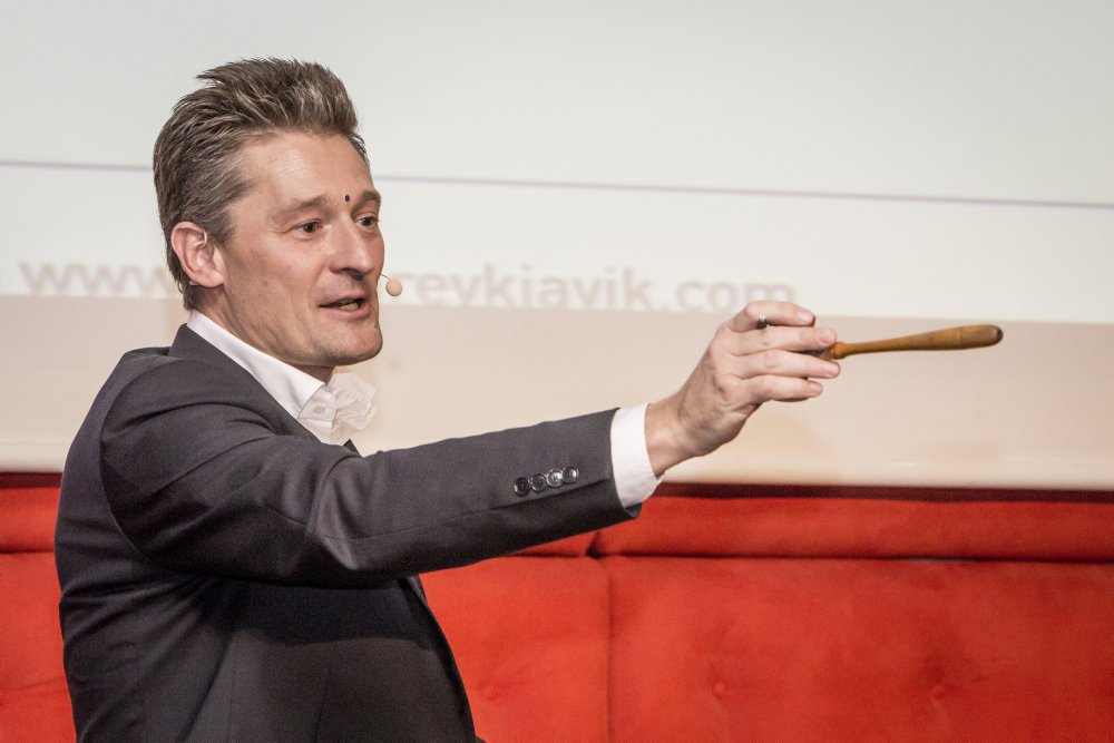 Som barn fik Kasper Nielsen smag for kunsten. Siden har han gjort interessen for det smukke i kunsten til sin levevej. Den 13. april fylder han 50 år.