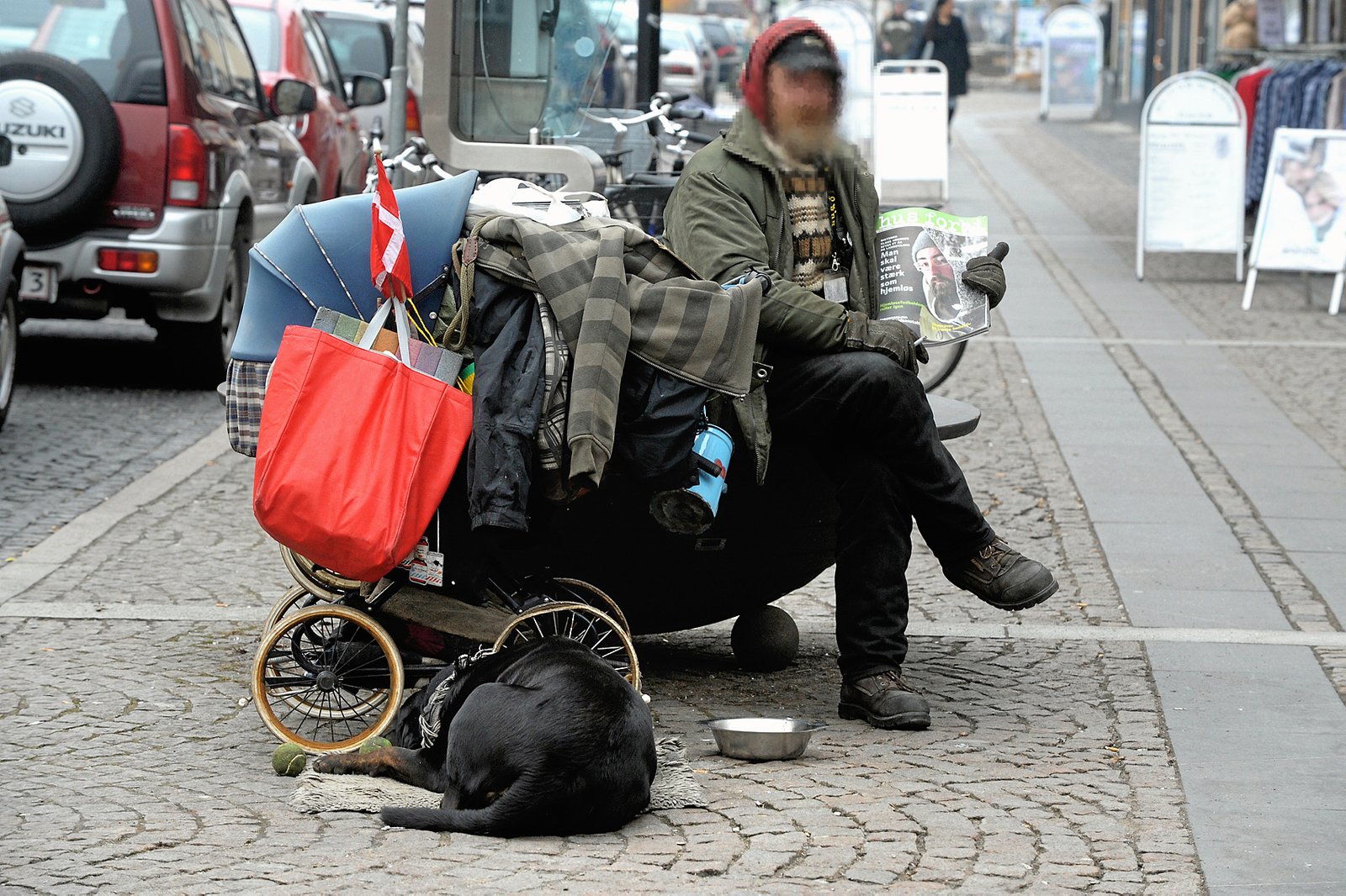 Omkring 100 kilo hunde- og kattefoder, der ellers skulle være kasseret, får hjemløse i Slagelse nu glæde af. Donationen kommer fra Slagelse Dyrehospital, som uddeler foderet i samarbejde med Kirkens Korshær.