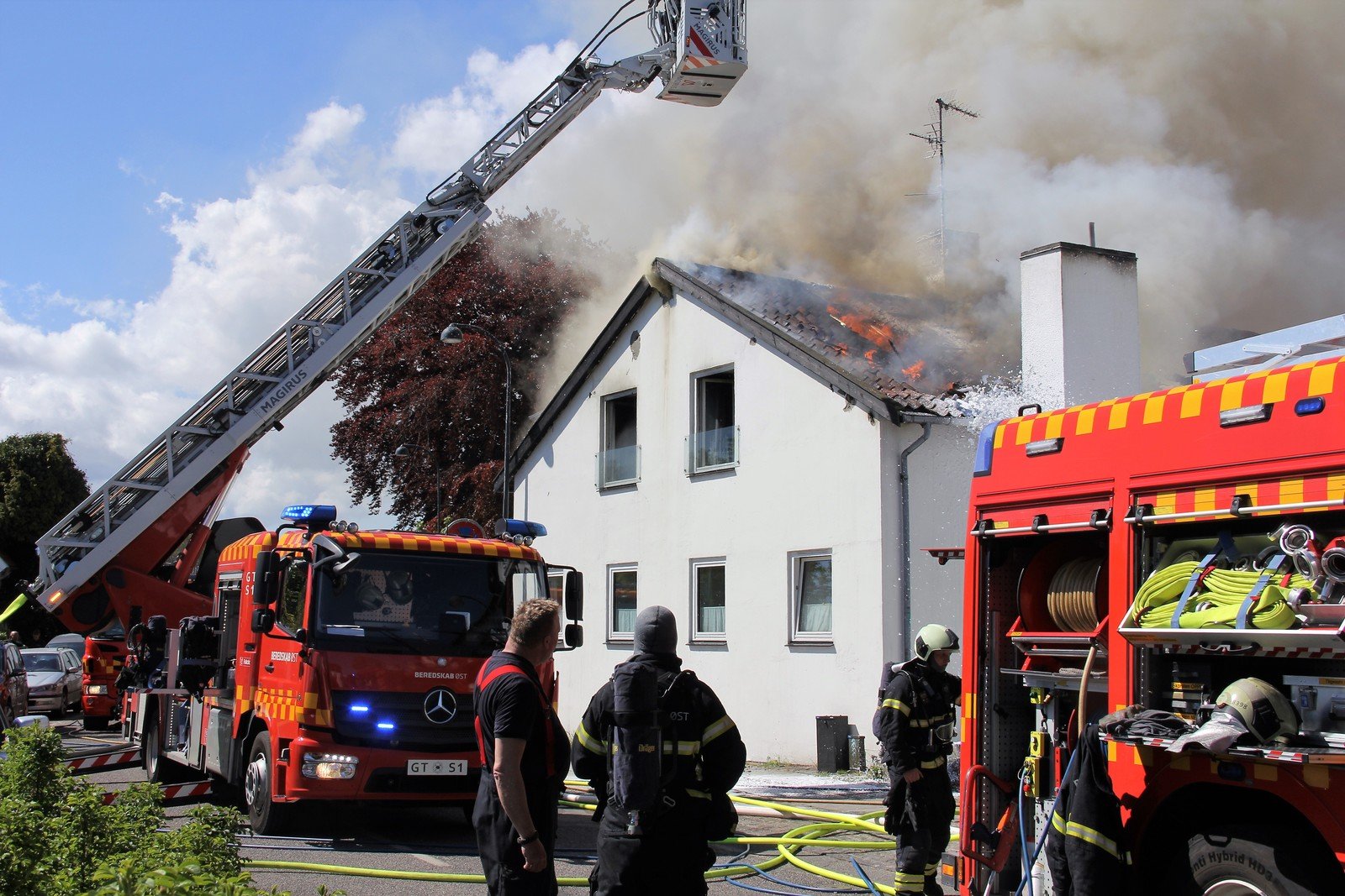 Røgen ligger som en dyne flere hundrede meter i begge retninger ned ad Strandvejen, og ilden er endnu ikke under kontrol