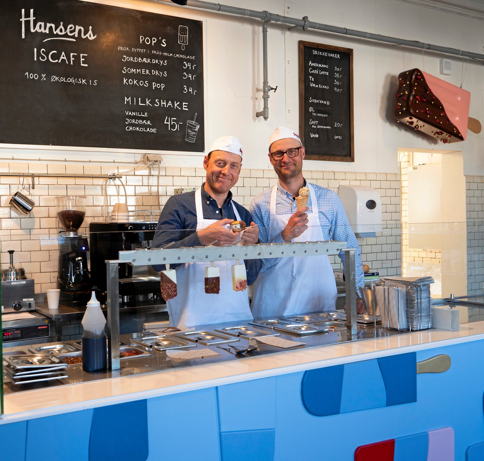 Brødrene Rasmus og Anders Eibye er oldebørn af Hans Hansen, der i 1922 startede fremstillingen af flødeis. De fører traditionen videre, senest med åbningen af Hansens Iscafé, som ligger ved isfabrikken i Lyngerup