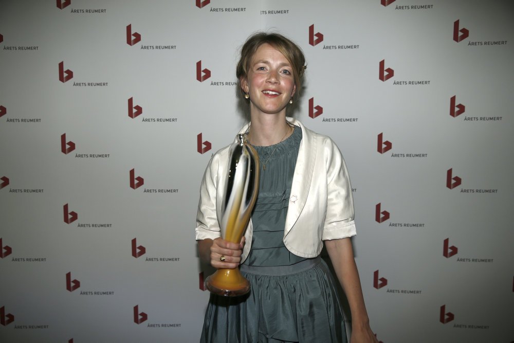 Hun er måske ikke så kendt som sin Danmarks-berømte mand og sin mor. Men dramatikeren Anna Clemensen Bro klarer sig endda. Den 15. februar fylder hun 40.