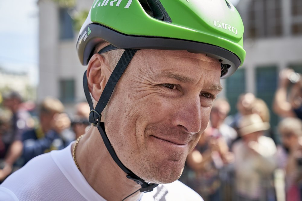 Lars Bak, der 16. januar fylder 40 år, stoppede efter 2019-sæsonen sin karriere som cykelrytter og blev assisterende sportsdirektør på samme hold.