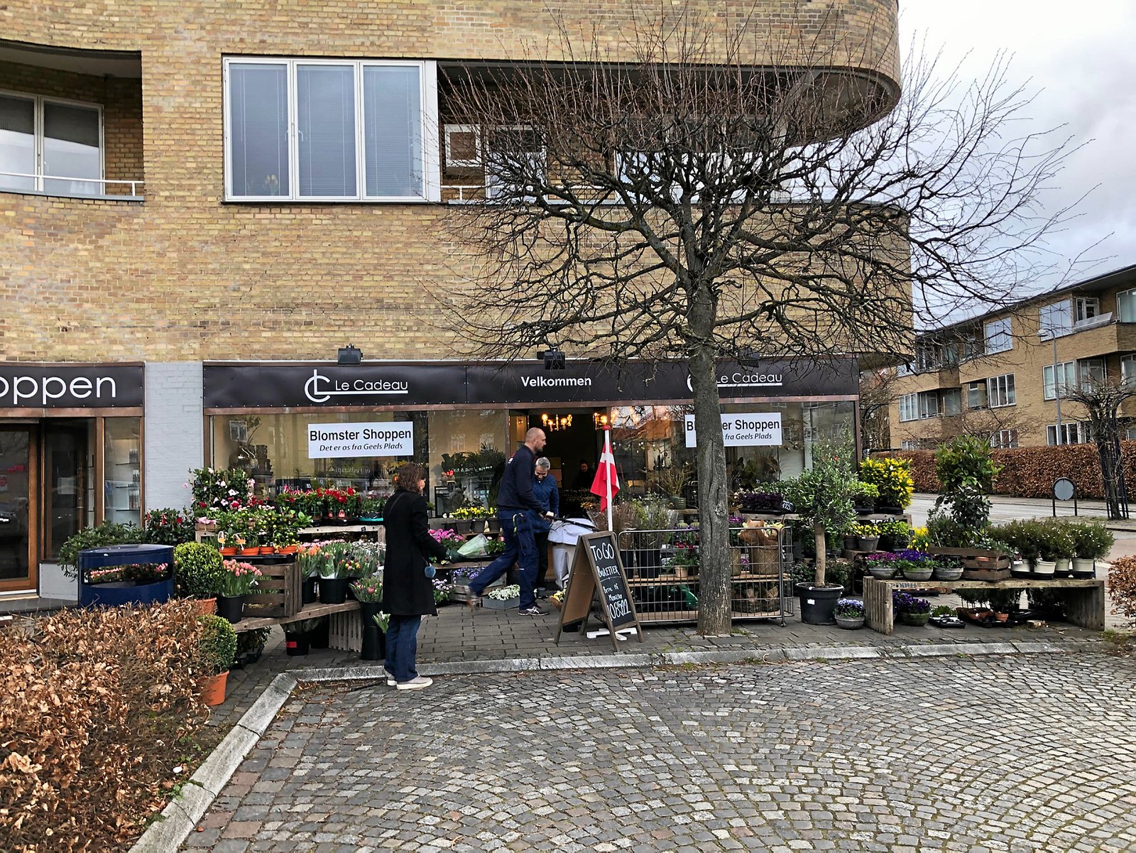 Blomstershoppen er flyttet fra Geels Plads og ind i en stor hjørnebutik på torvet. Personalet er flyttet med