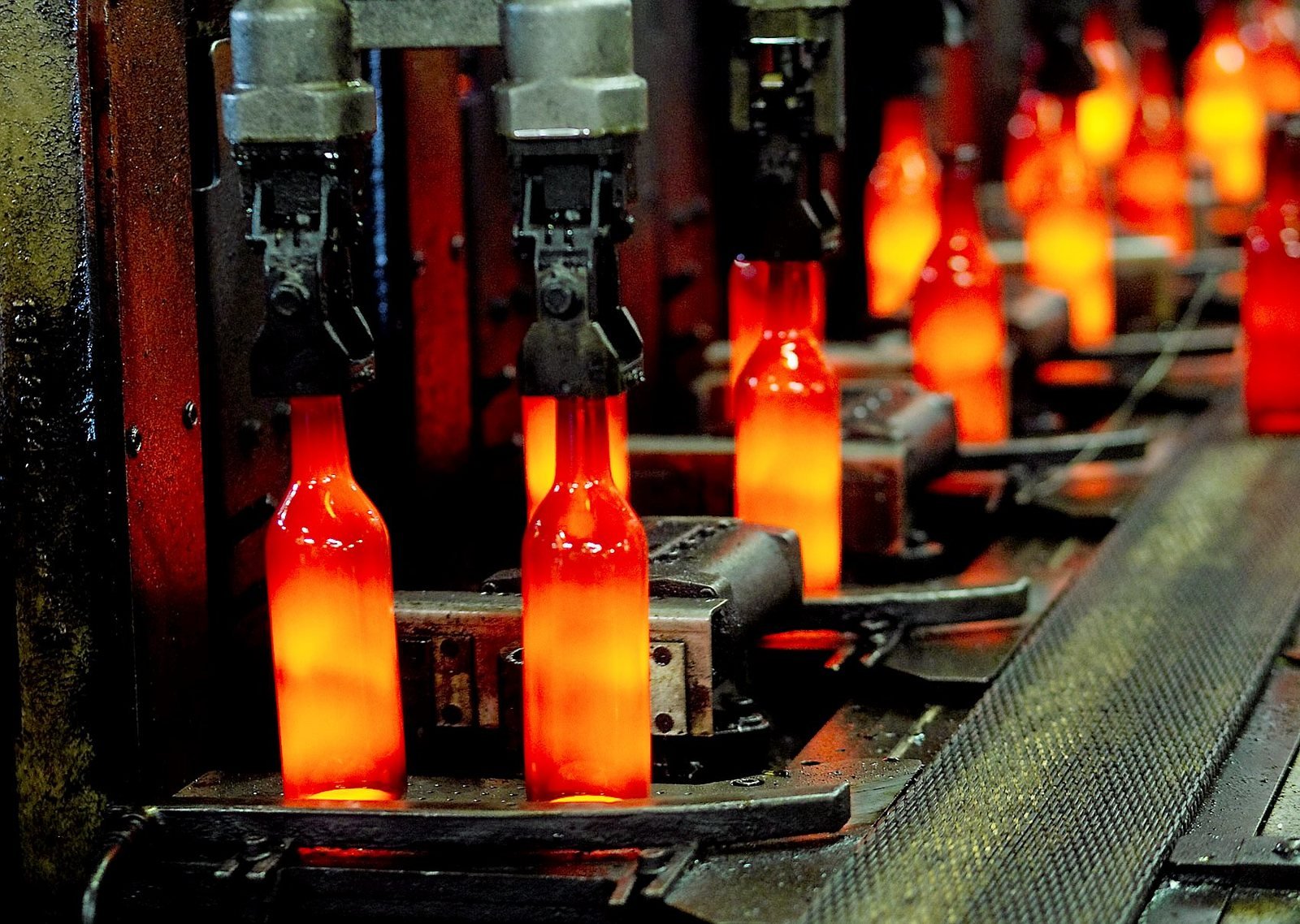 Produktionen på glasværket i Fensmark bliver snart skåret med omkring en tredjedel. Det er besluttet at lukke for ovnen med det farvede glas og de to tilhørende produktionslinjer.