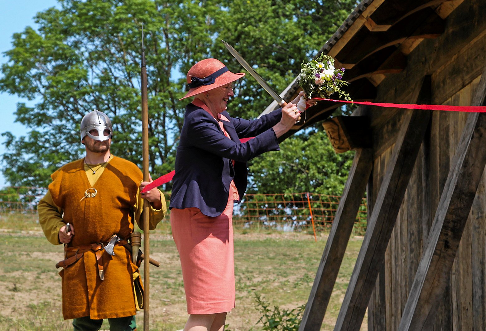 Ved indvielsen af kongehallen i 2020 klippede H.M Dronning Margrethe snoren med en en vikingekniv. Eller rettere - hun hukkede snoren over på djærv vis...