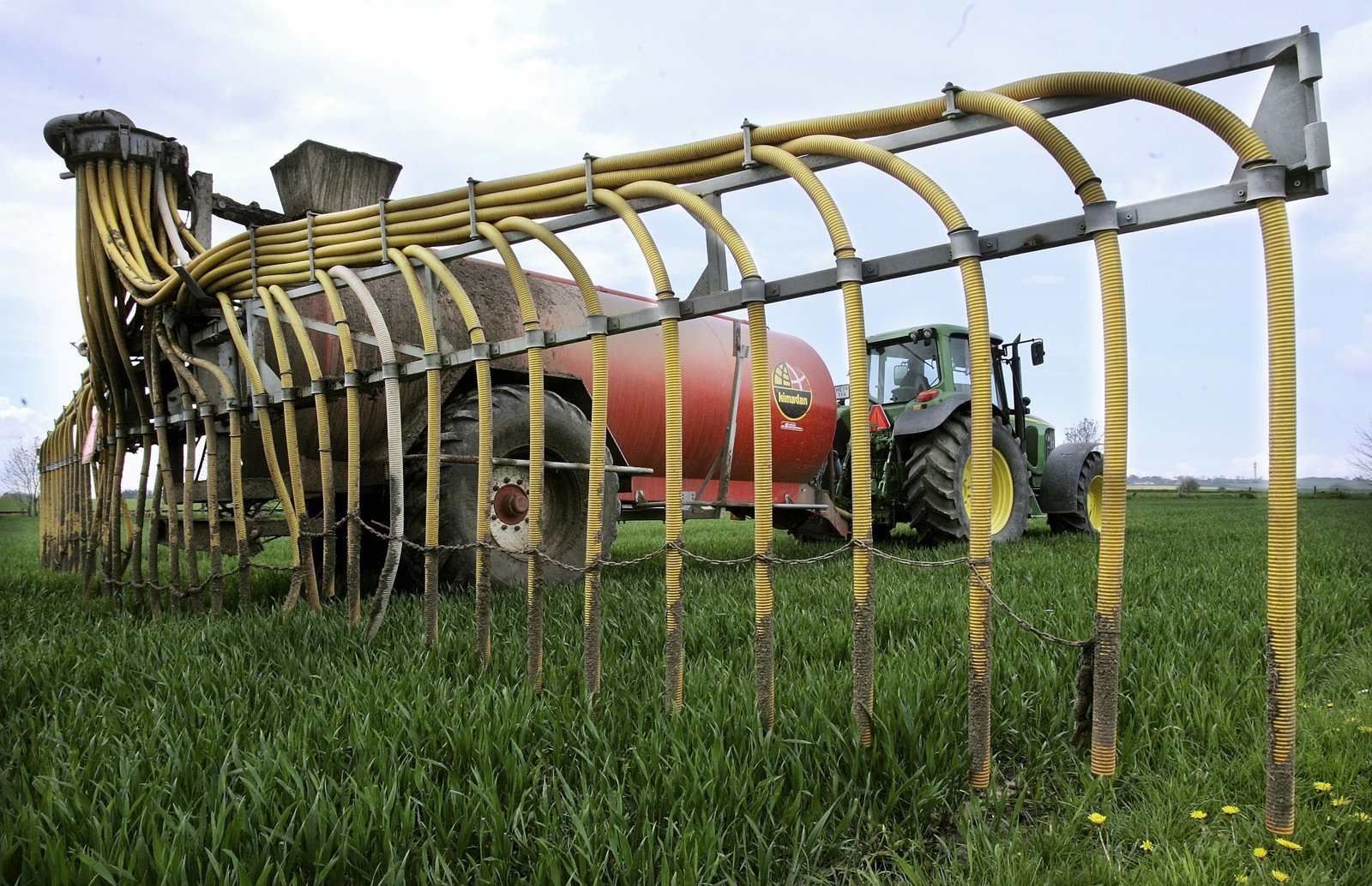 - Vi kan godt have faglige drøftelser og være uenige om mange ting. Men at kalde landbruget for et parasiterhverv er hverken respektfuldt eller en god begyndelse på en dialog, skriver Søren Gammelby.