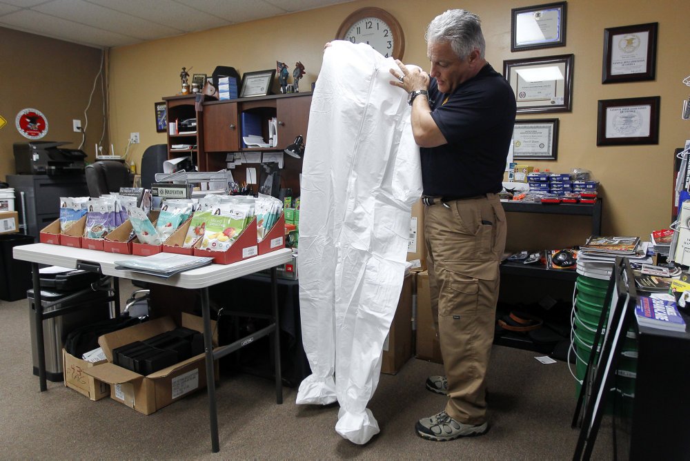 En subkultur af mennesker verden over gør sig klar til længerevarende samfundsnedbrud. Spredningen af coronavirusset trækker dagligt nye ind i folden.