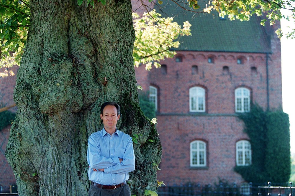 Erik Danneskiold-Samsøe er tæt forbundet med Gisselfeld. Han blev tvunget til at forlade godset efter en række retssager. Mandag den 18. maj fylder han 75 år.