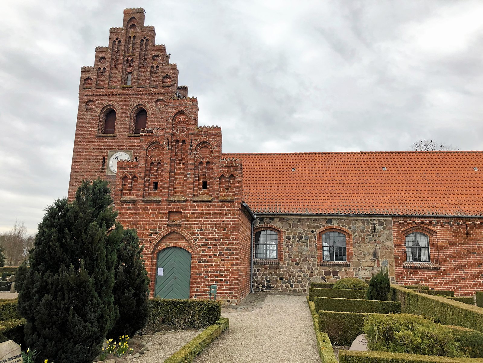 "Corona-situationen betyder krav om færre deltagere til vielser, dåb og bisættelser i Ølstykke og Udlejre Kirke. Også gudstjenesterne er aflyst frem til slutningen af marts