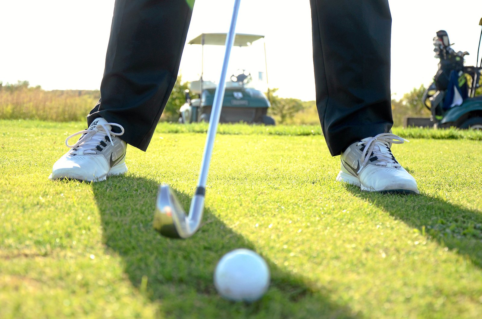 En lastbil blev ramt af noget, da den kørte forbi golfbanen i Hedeland.